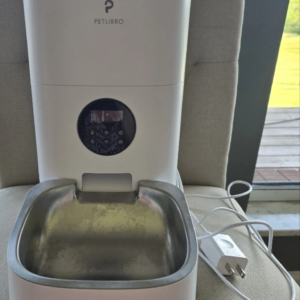 Petlibro Automatic Pet Feeder in White with Silver Bowl